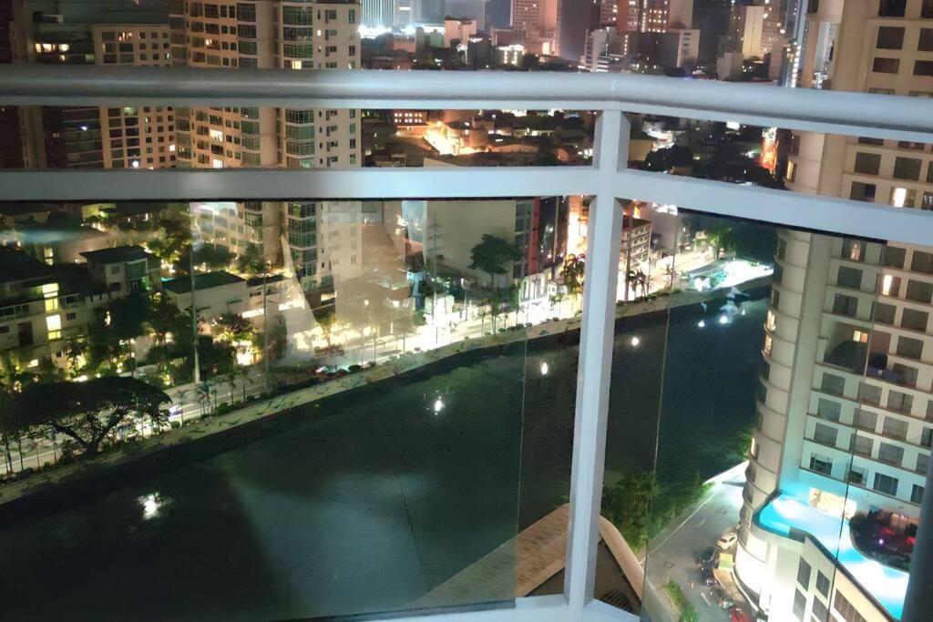 Aveline Suites Elite Rockwell View Acqua Private Residences Near Rockwell Makati มะนิลา ภายนอก รูปภาพ